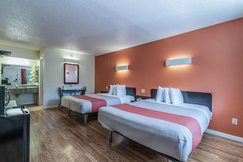 King Room - Non-Smoking interior